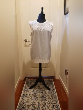 Worthington Women White Lace Yoke Sleeveless Blouse With Rear Quarter Zip